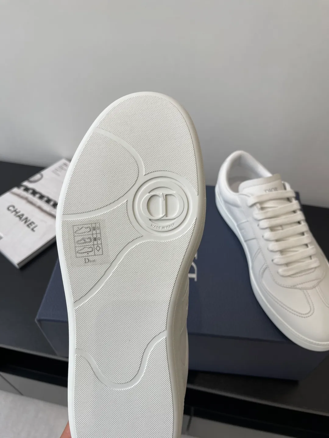 Factory price: 420💰The top version of Dior 25ss new product B01 moral training shoes. The toe size design of the couple's style is a bit wider. The upper foot comfort is perfect. The thread is beautiful. Perfectly suitable for trousers. Decorated with various classic details. It is the ideal choice for daily styling. It can be matched with various casual items to create exquisite shapes. Fabric first layer cowhide/lining sheepskin T men's shoes💰U original outsole Code number: 38-44, customized 45